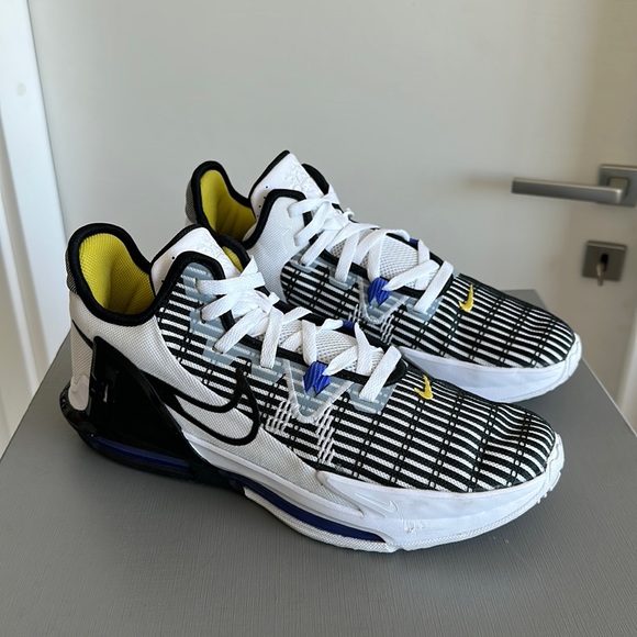 Nike Other - Men’s Nikes • Sz. 11 • Excellent Condition